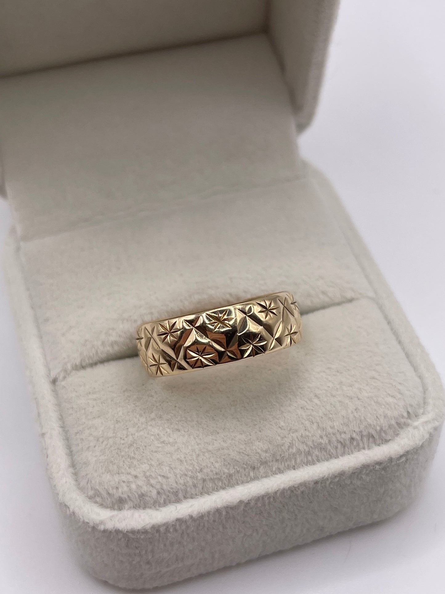 9ct gold patterned band