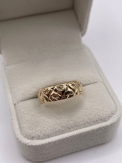 9ct gold patterned band
