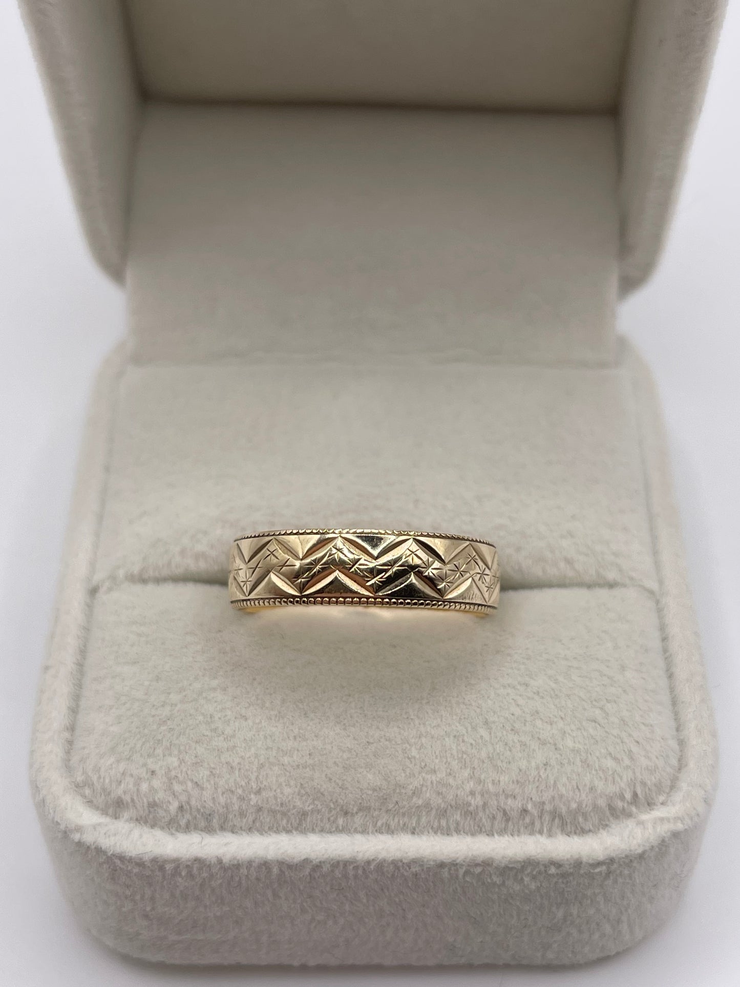 9ct gold patterned band