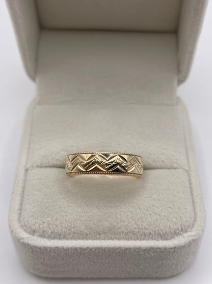 9ct gold patterned band