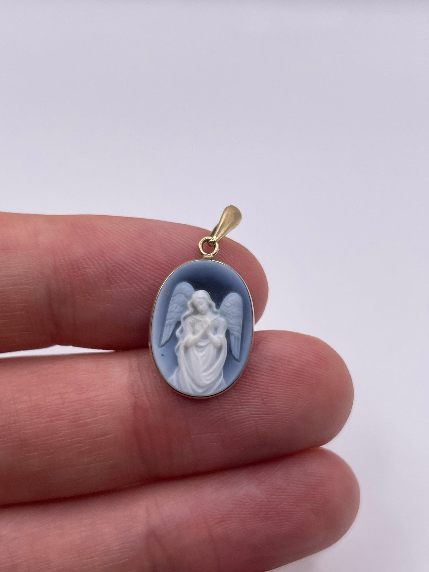9ct gold cameo pendant