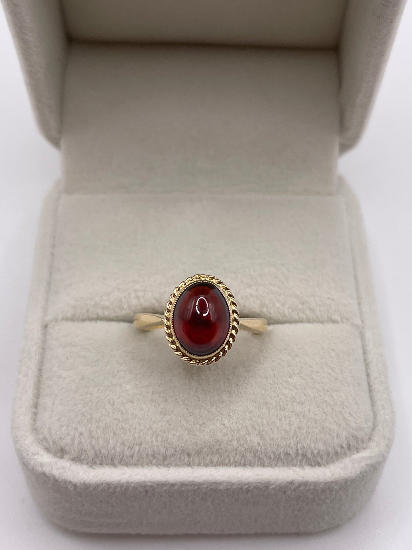 9ct gold cabochon garnet ring