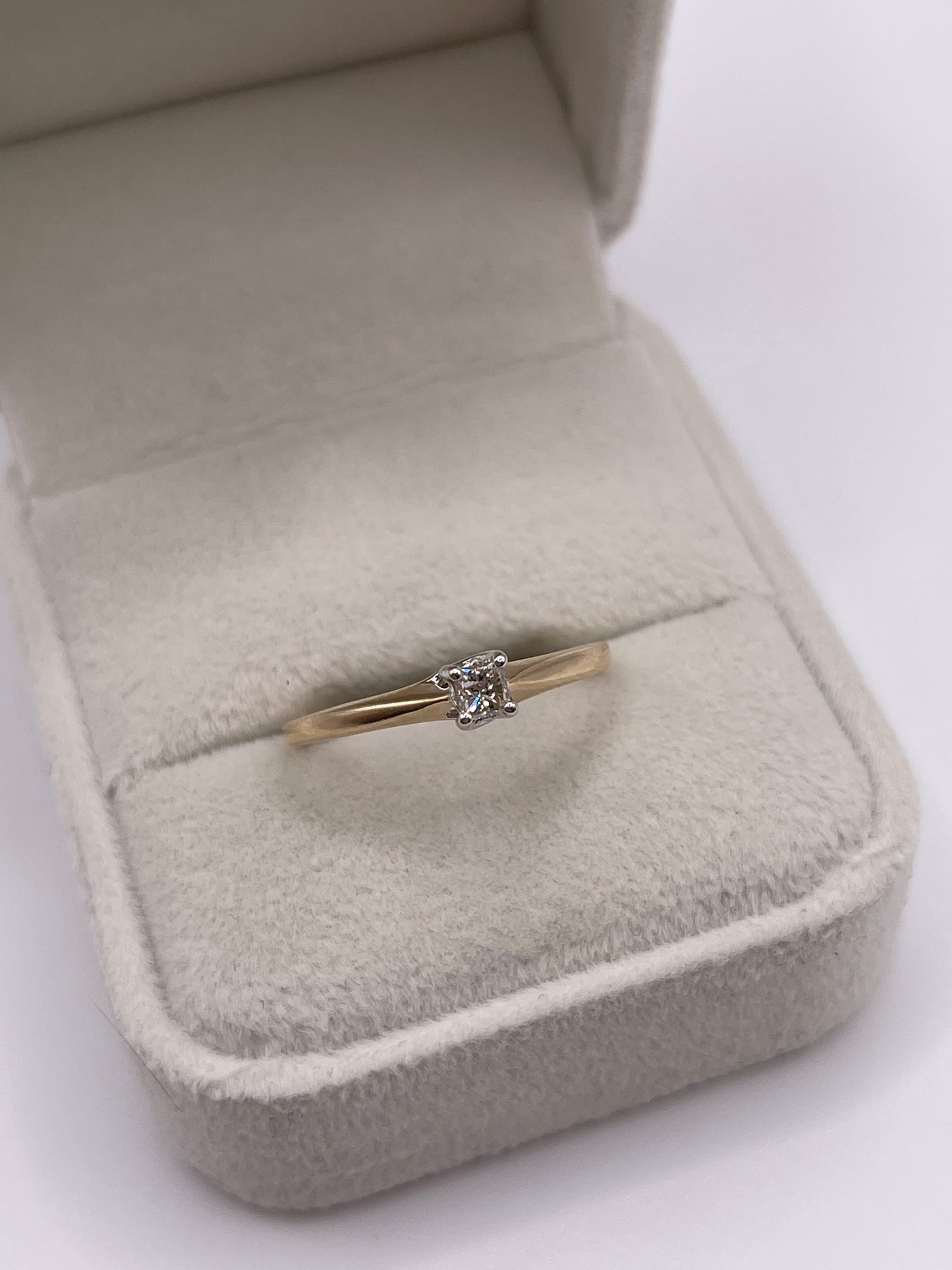 9ct gold diamond ring
