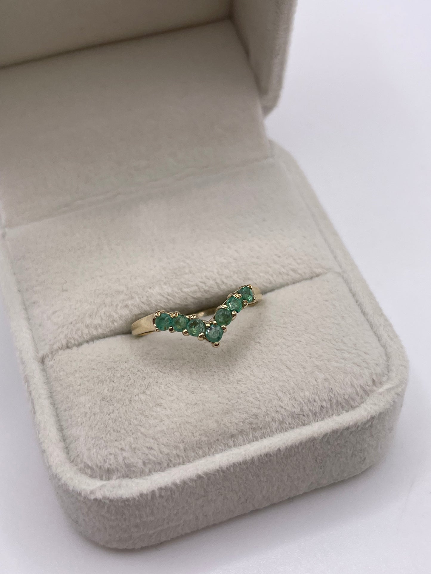 9ct gold emerald wishbone ring
