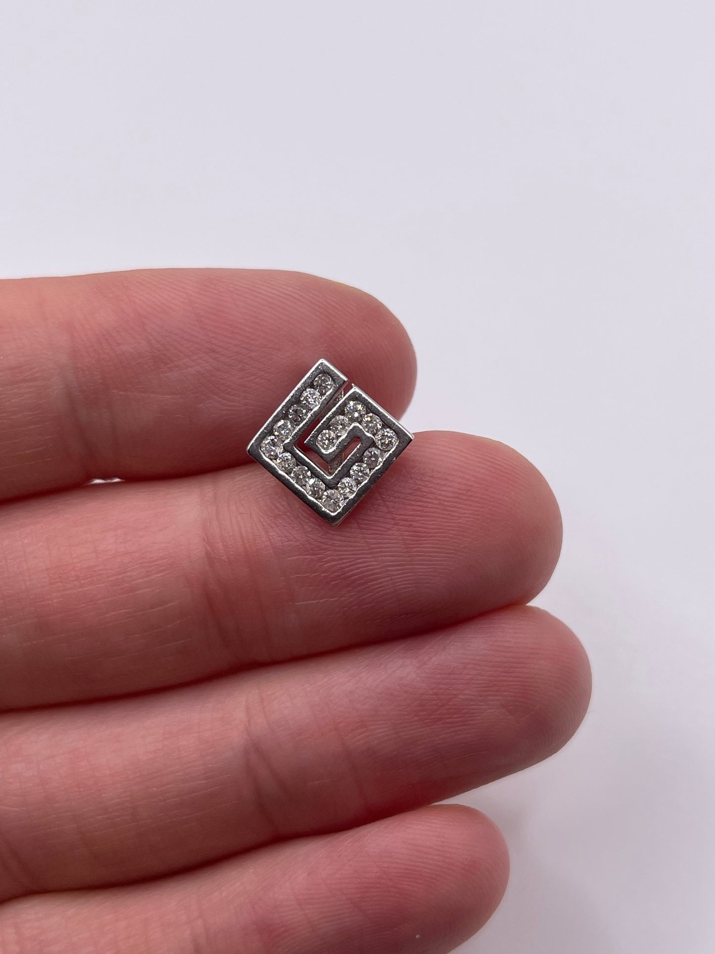9ct white gold diamond pendant