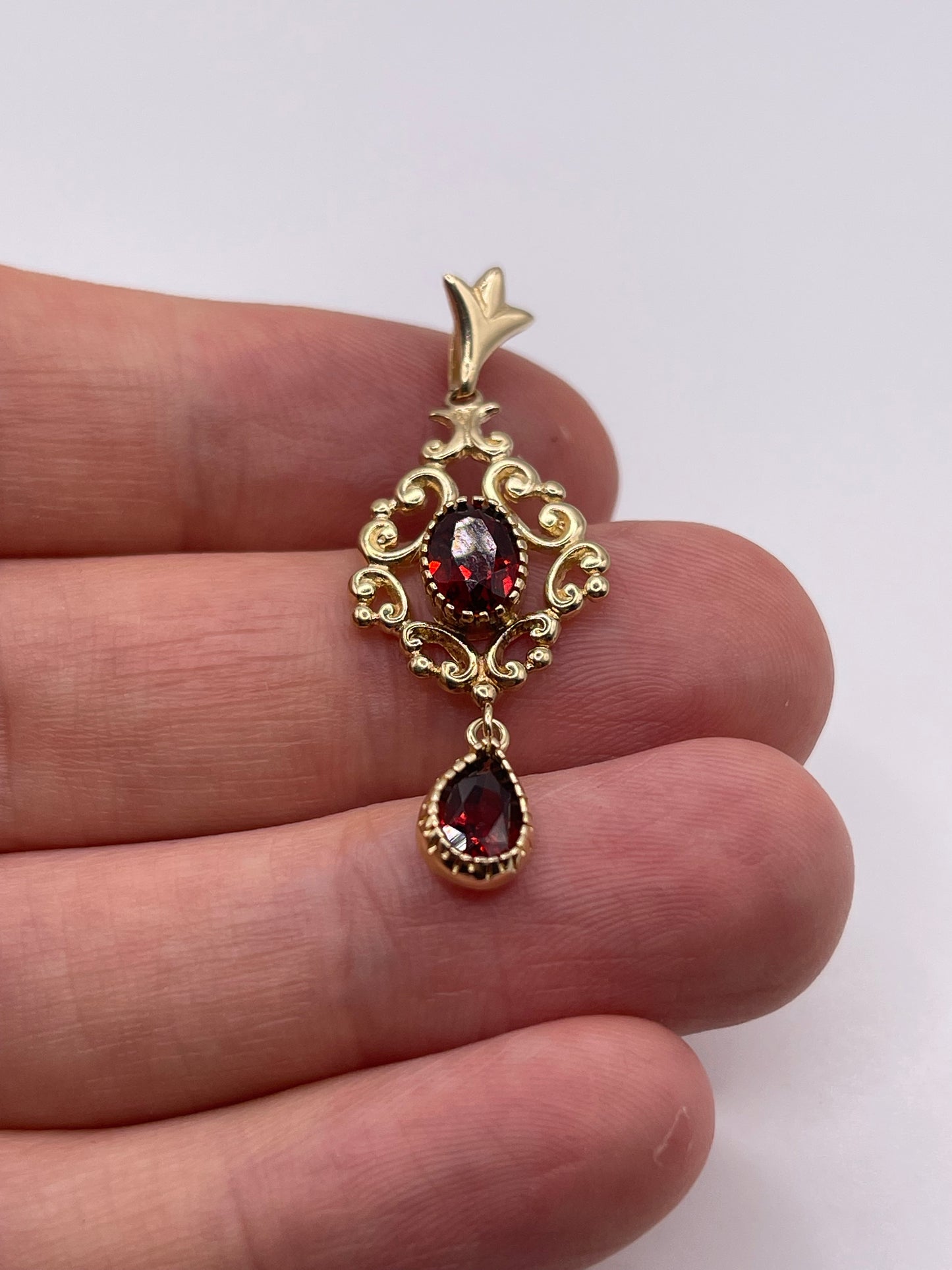 9ct gold garnet pendant