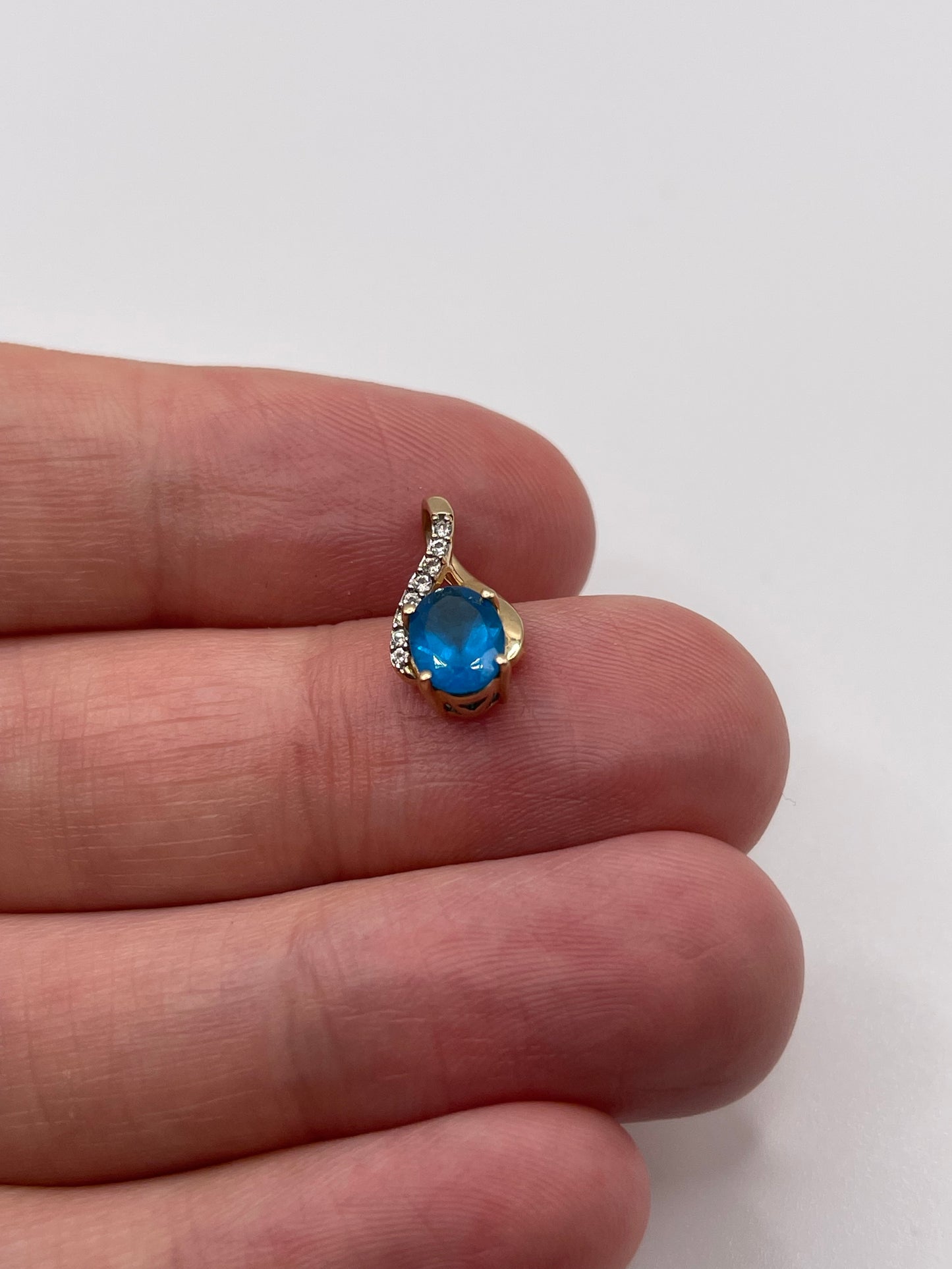 9ct gold blue apatite and zircon pendant