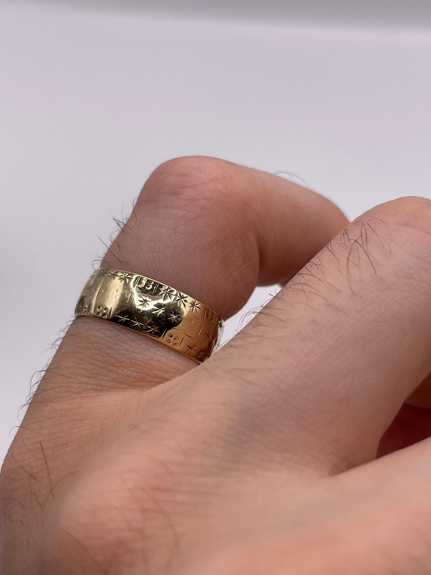 9ct gold patterned band
