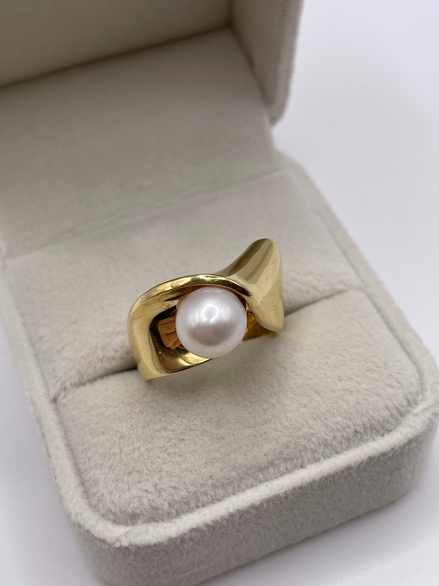 Heavy 18ct gold pearl ring