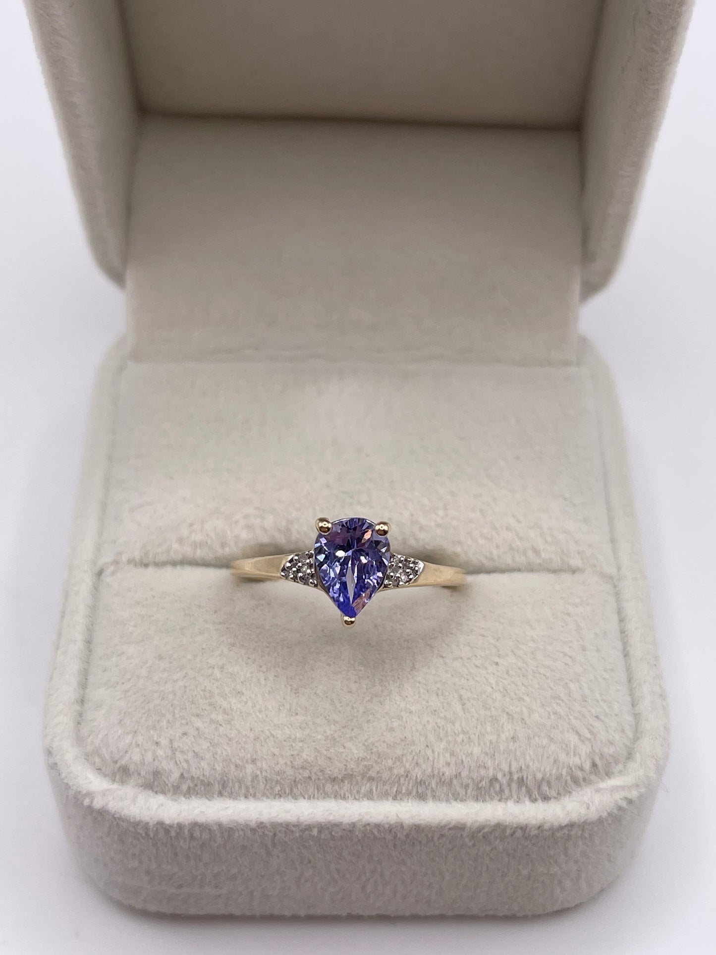 9ct gold tanzanite and diamond ring
