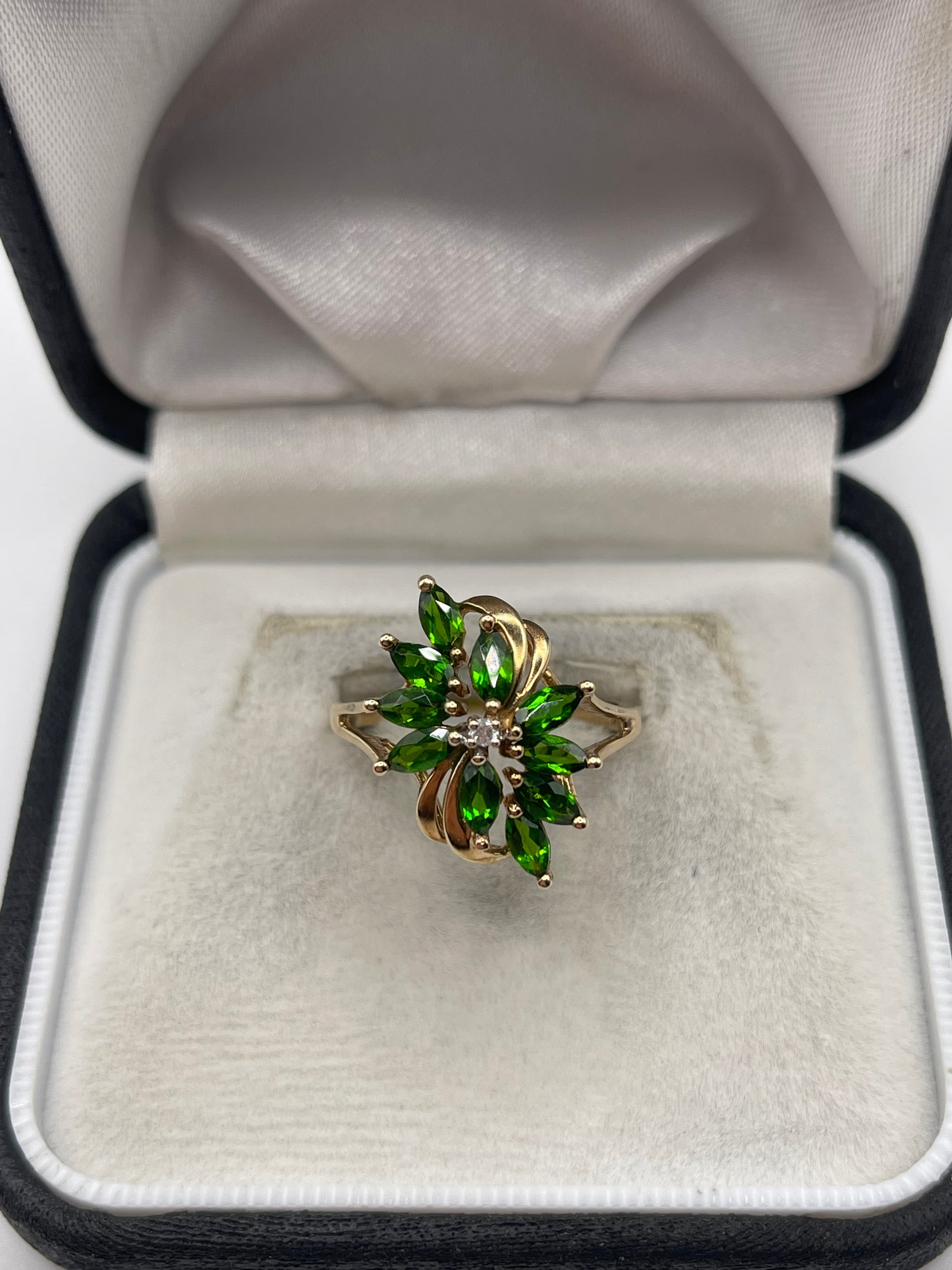 9ct gold diopside and diamond ring