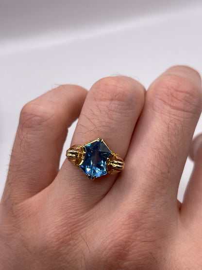 9ct gold synthetic spinel ring