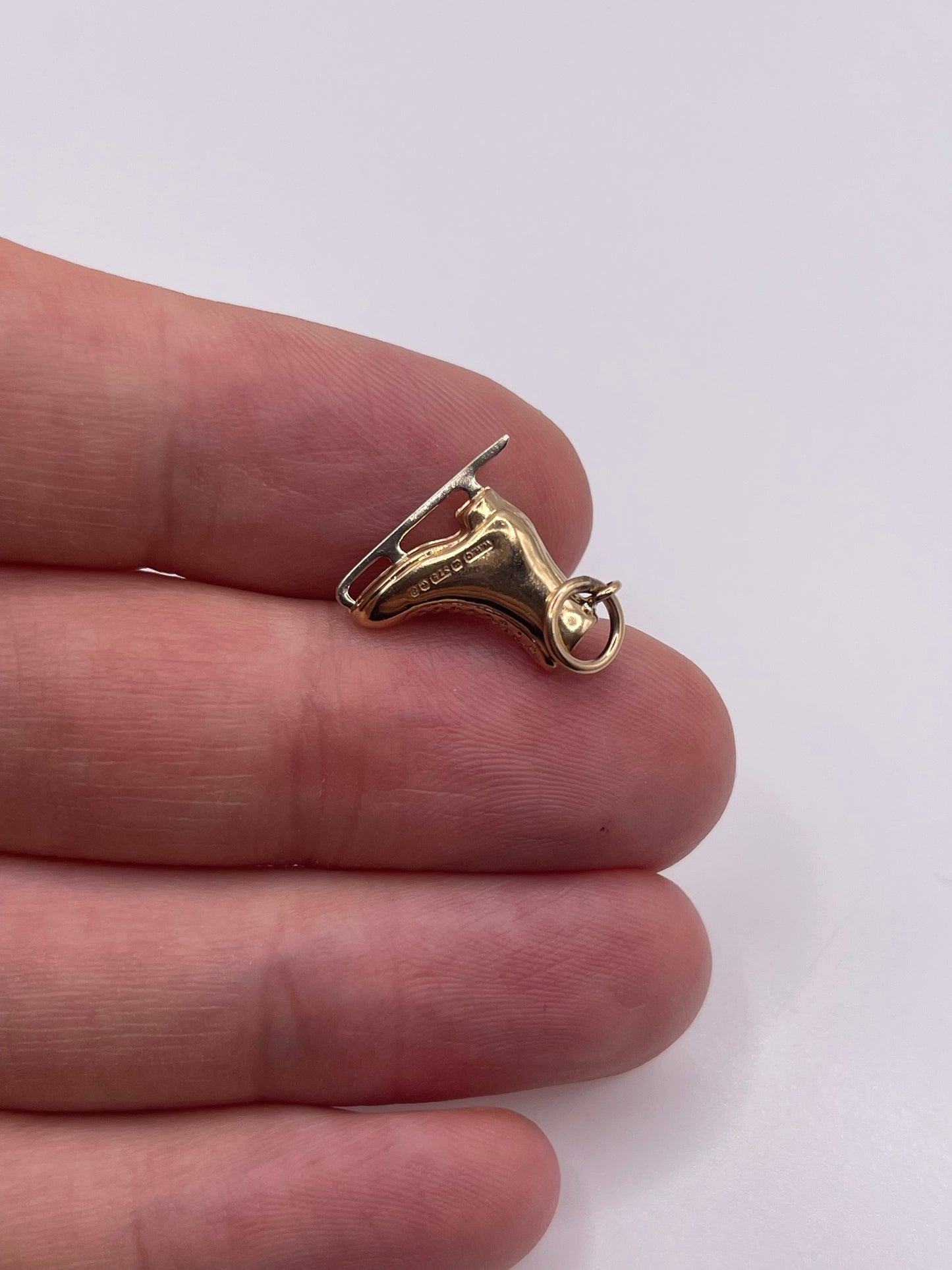 9ct gold ice slake charm