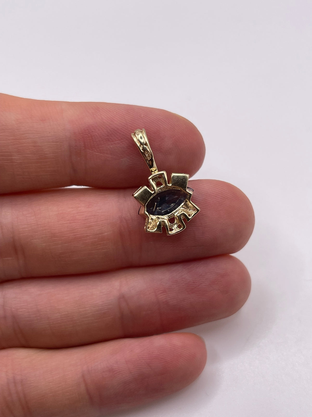 9ct gold sapphire pendant