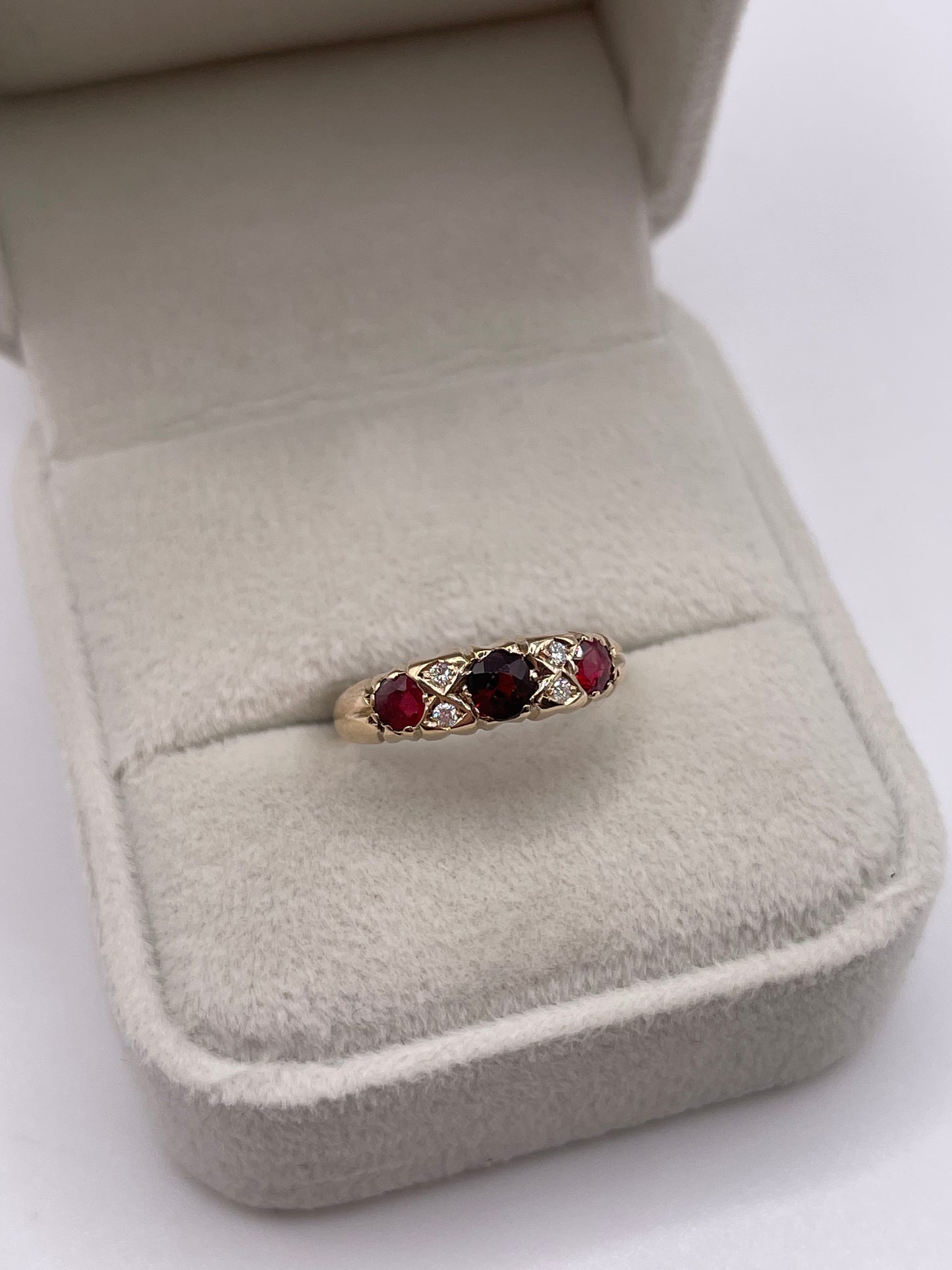 9ct gold garnet and diamond ring