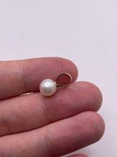 Load image into Gallery viewer, 9ct gold pearl pendant
