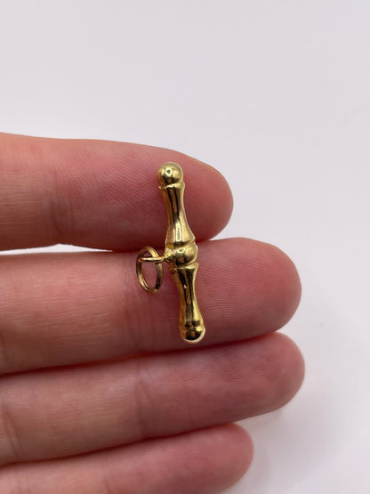 9ct gold t bar pendant
