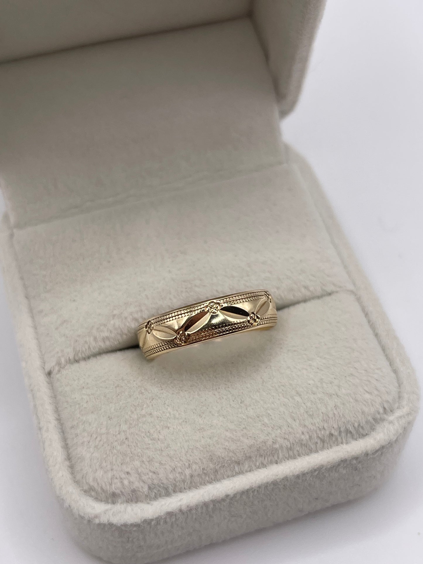 9ct gold patterned band