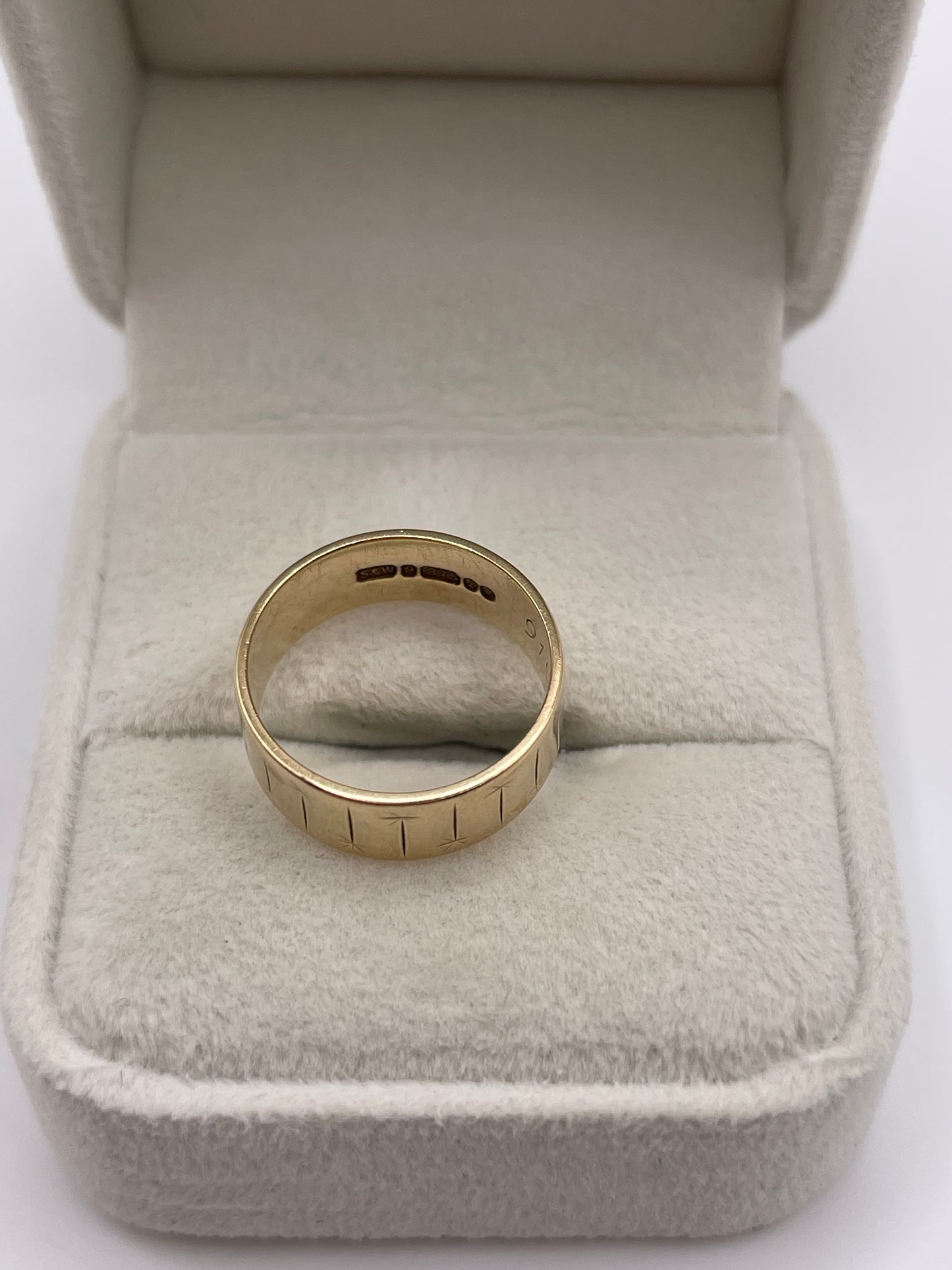 9ct gold patterned band