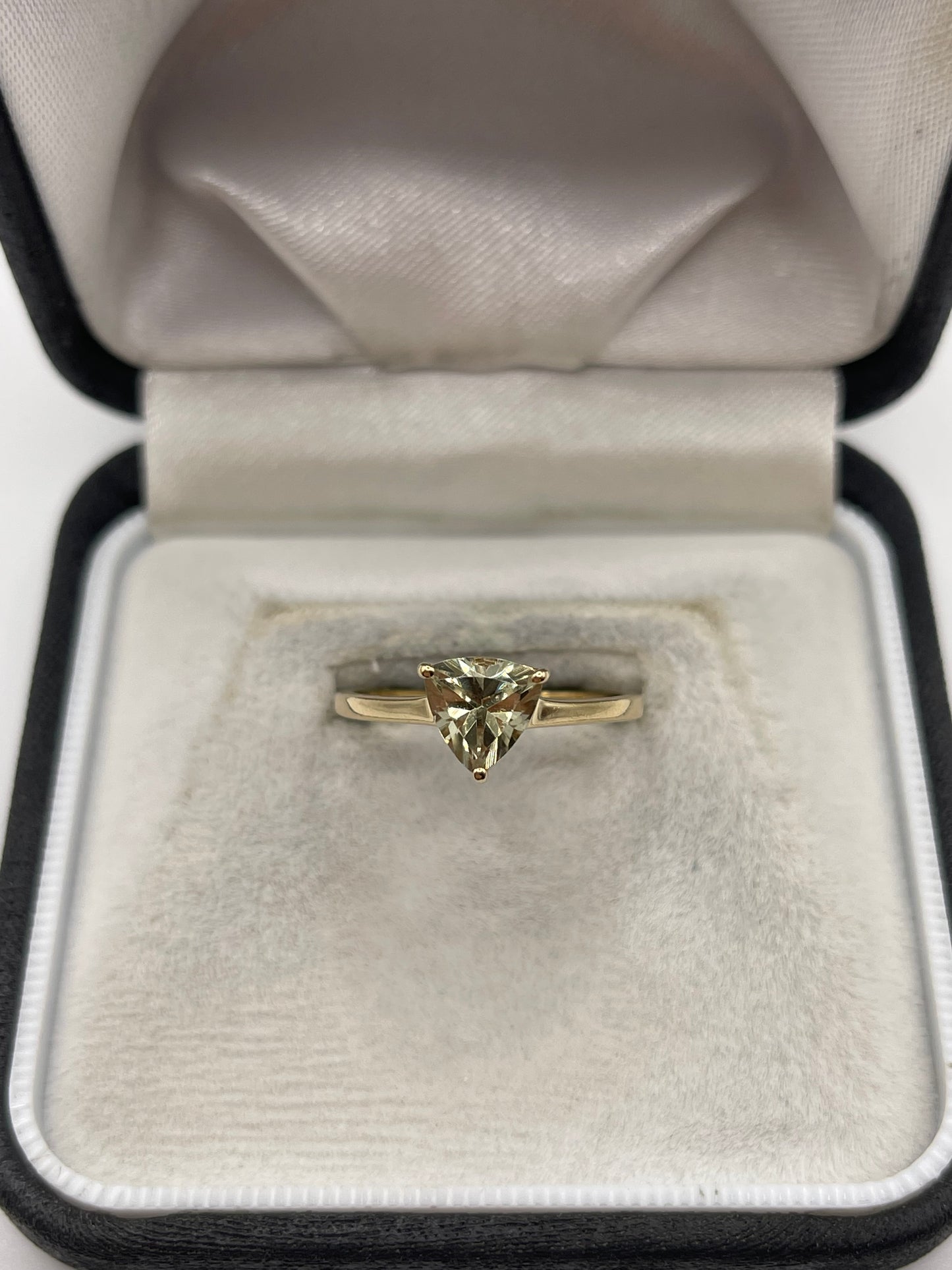 9ct gold quartz ring