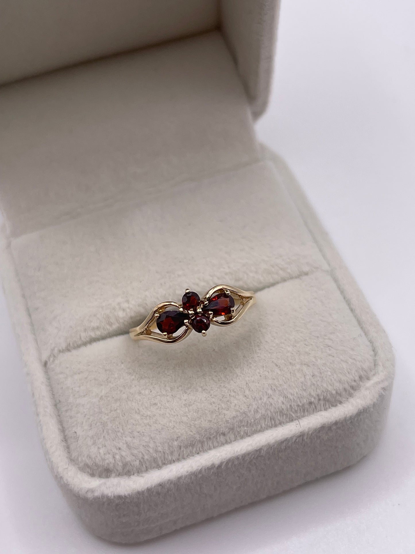 9ct gold garnet ring