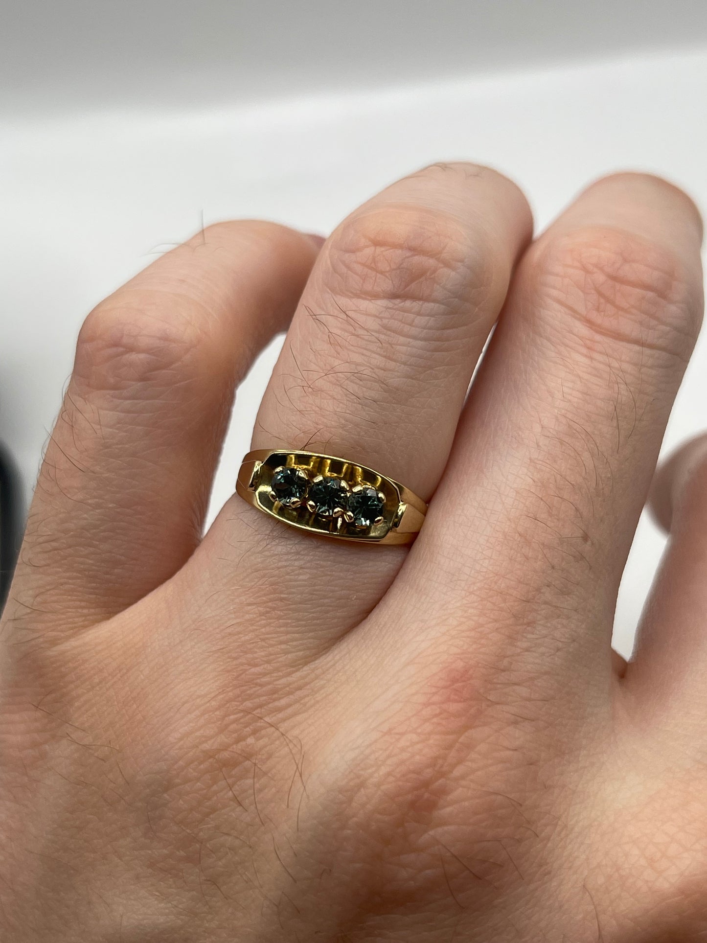 9ct gold synthetic spinel ring
