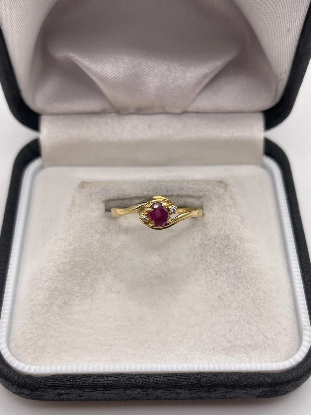 18ct gold ruby and diamond ring