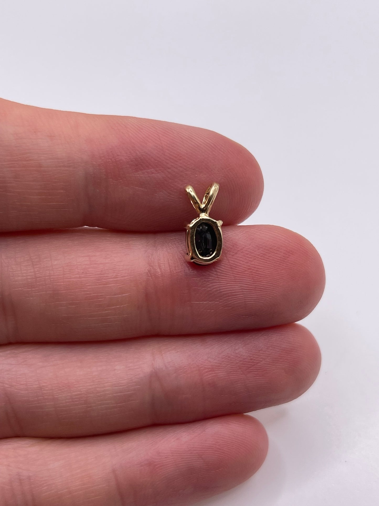 9ct gold sapphire pendant