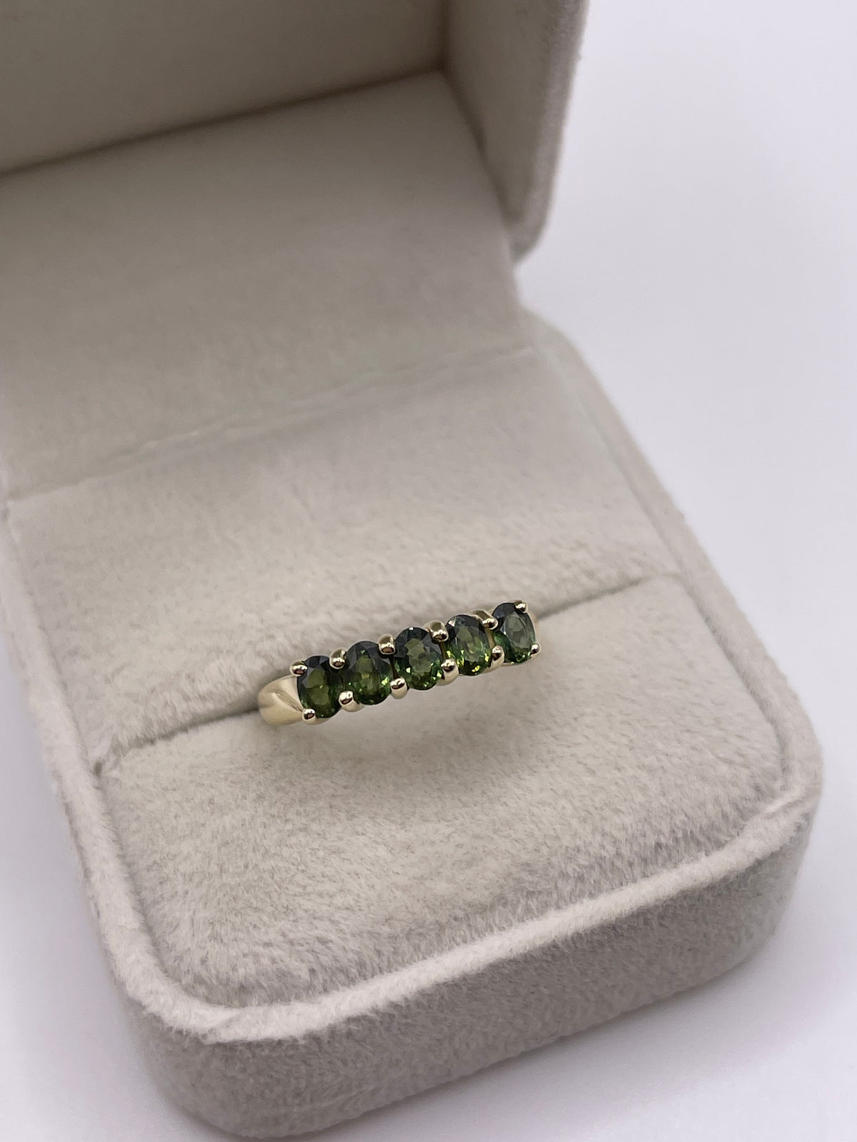 9ct gold green sapphire ring