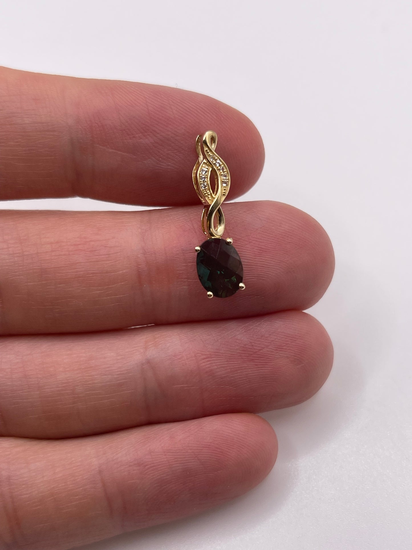 9ct gold quartz and diamond pendant