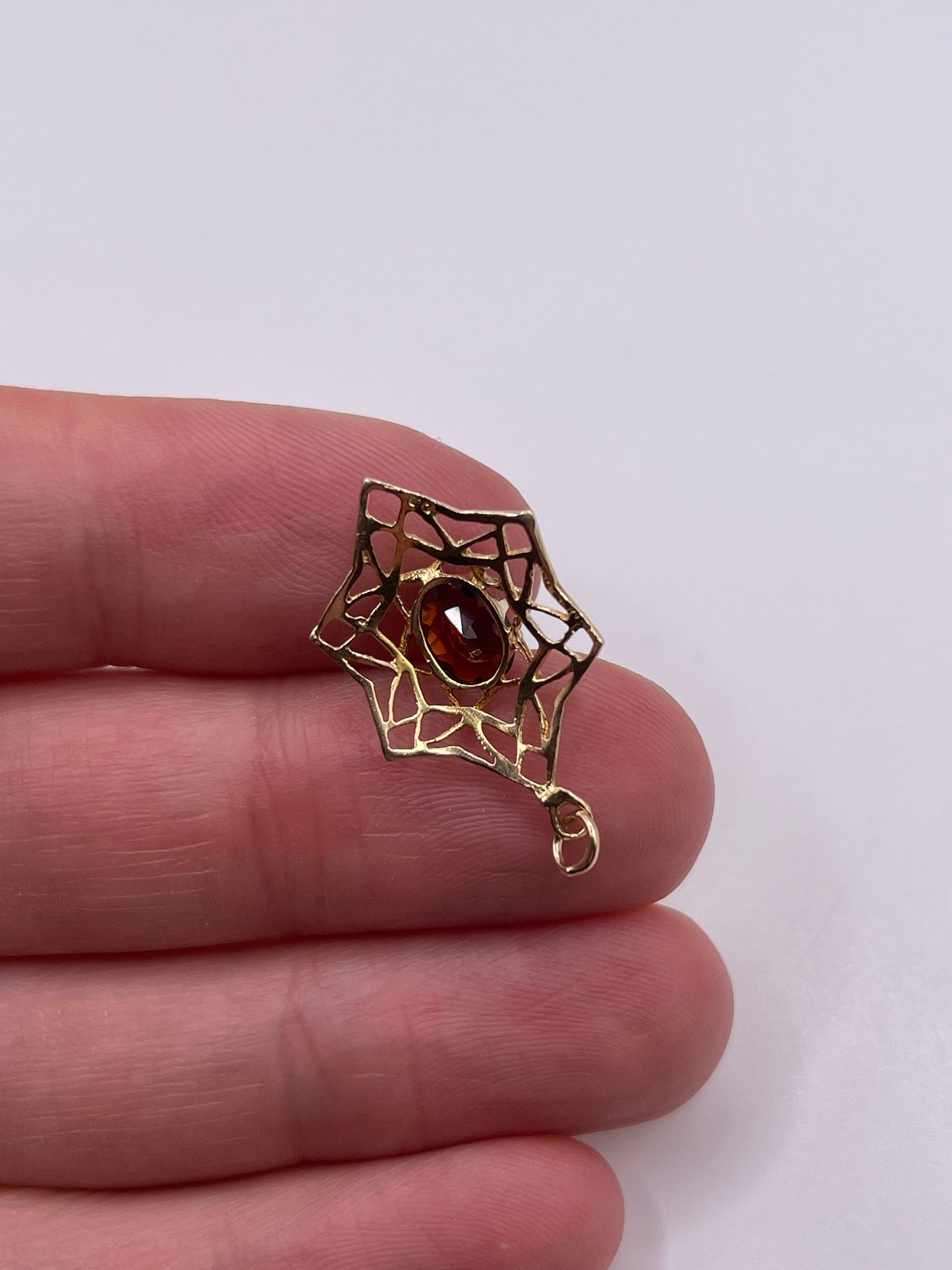 9ct gold garnet pendant