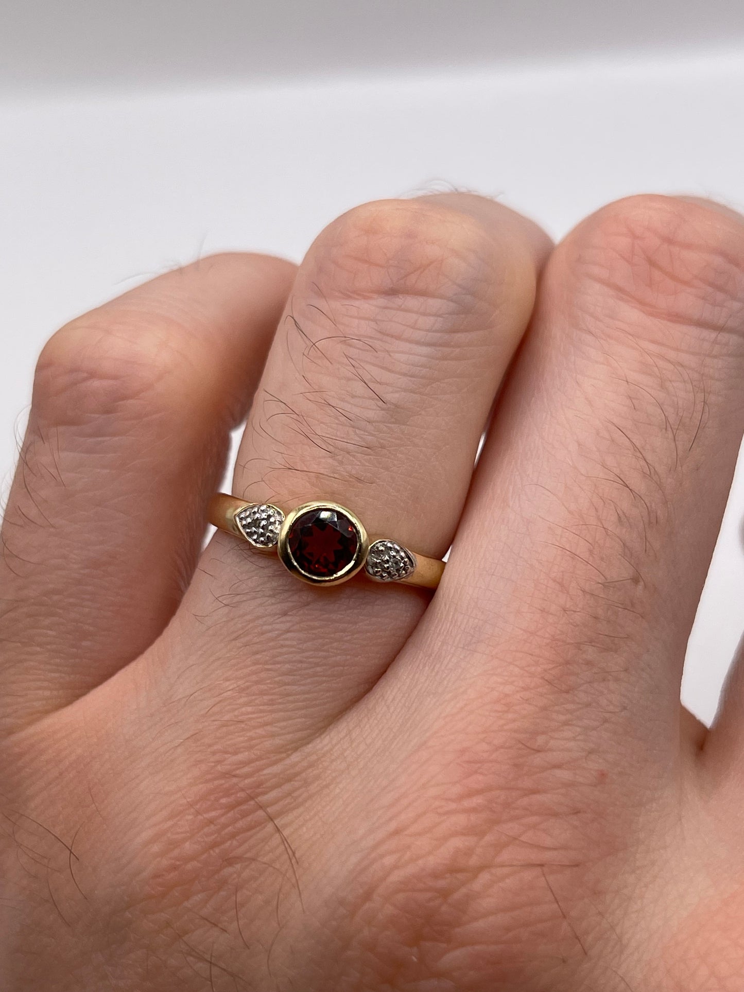 9ct gold garnet and diamond ring