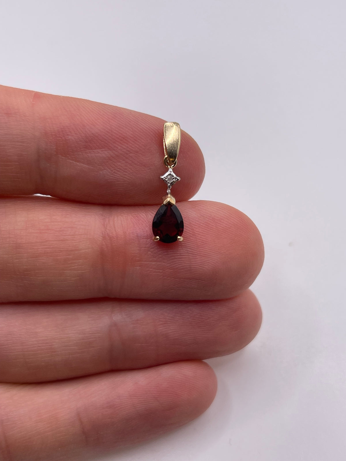 9ct gold garnet and diamond pendant