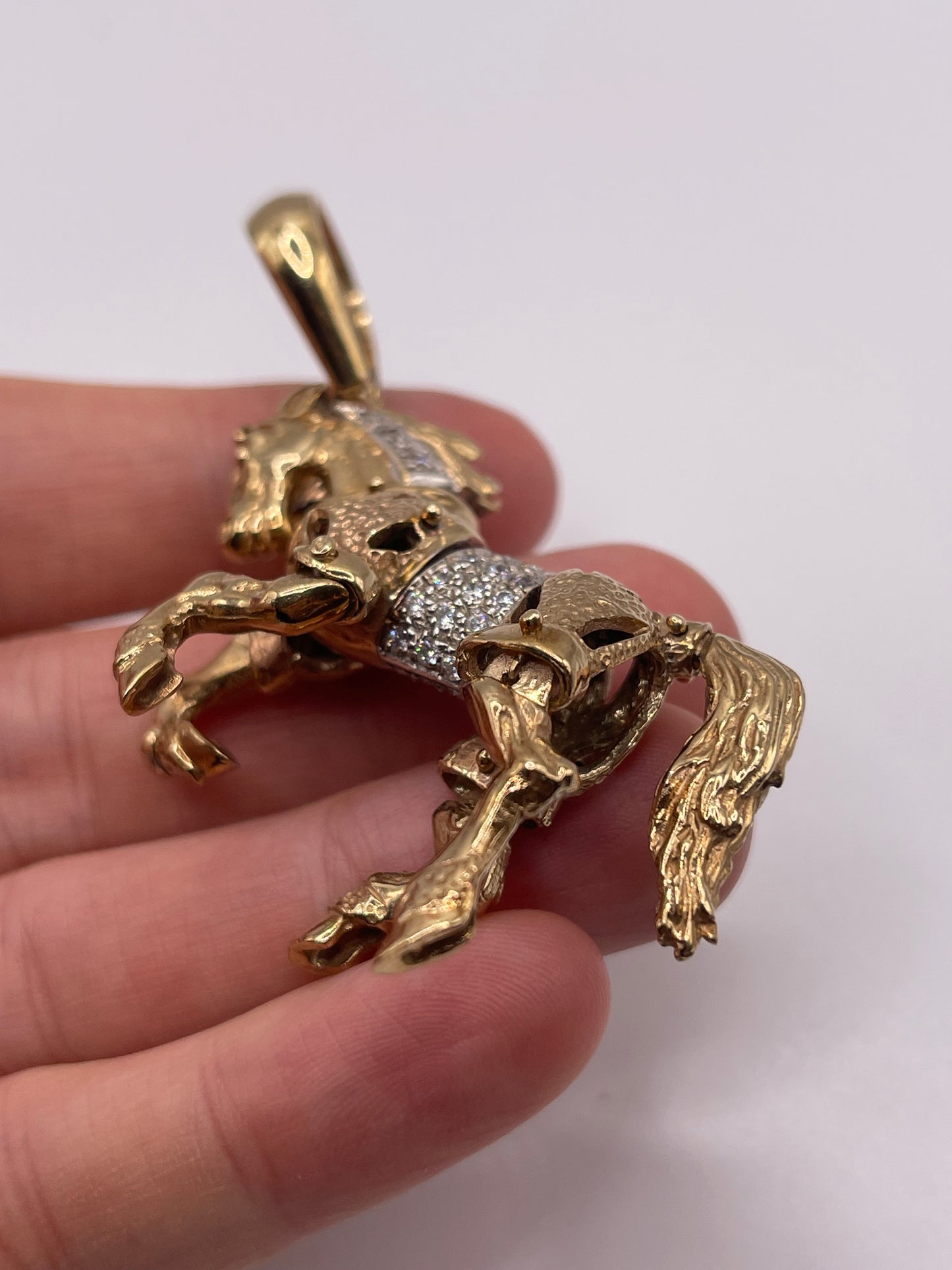 Heavy 9ct gold articulated horse pendant