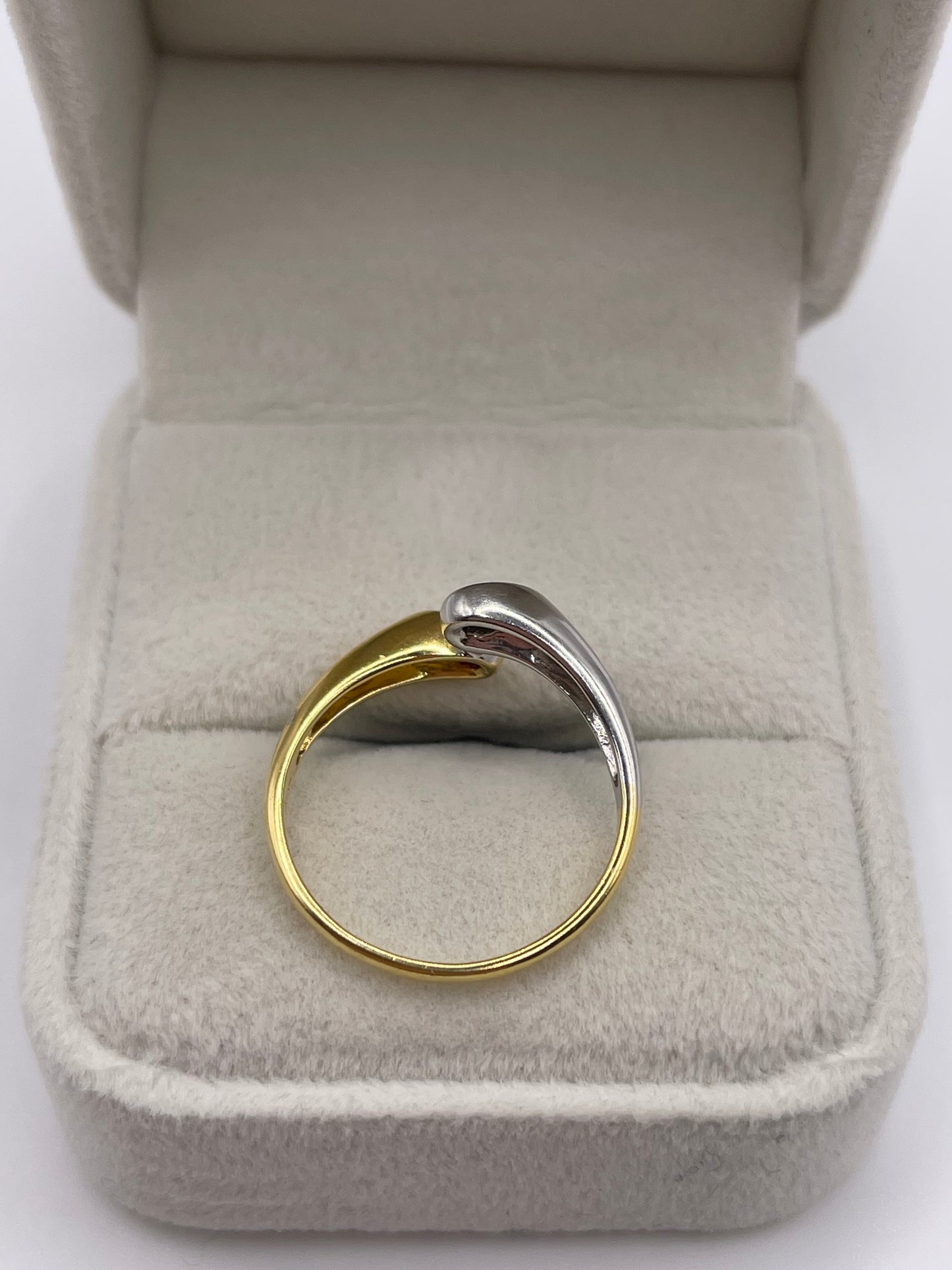 18ct two tone gold diamond ring