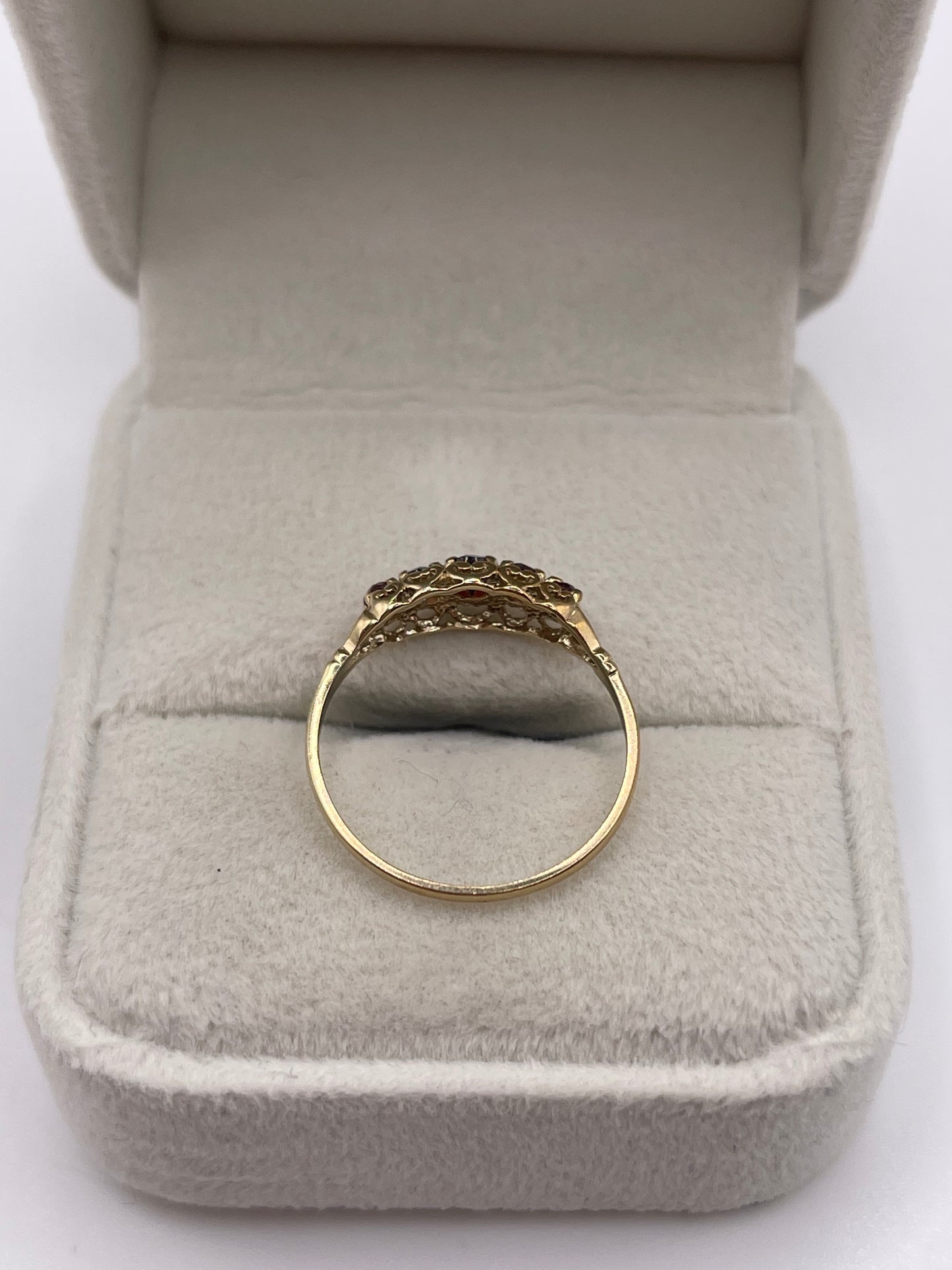 9ct gold garnet ring