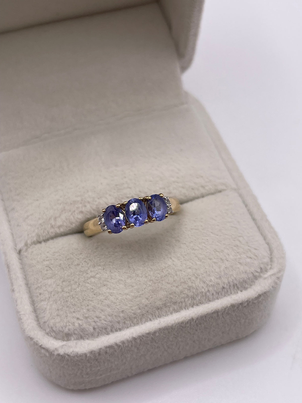9ct gold tanzanite and diamond ring
