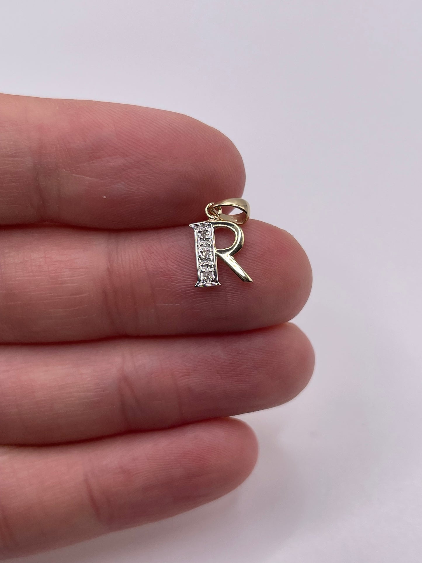 9ct gold diamond initial R pendant