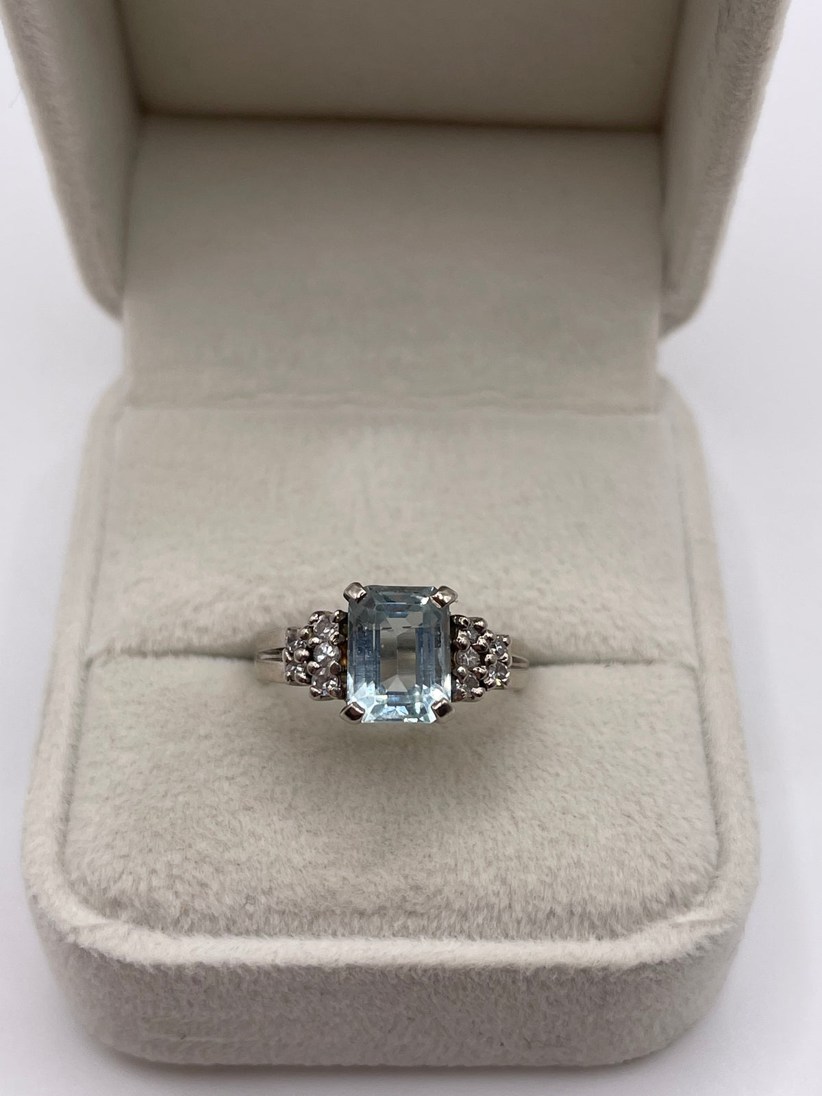 18ct white gold aquamarine and diamond ring