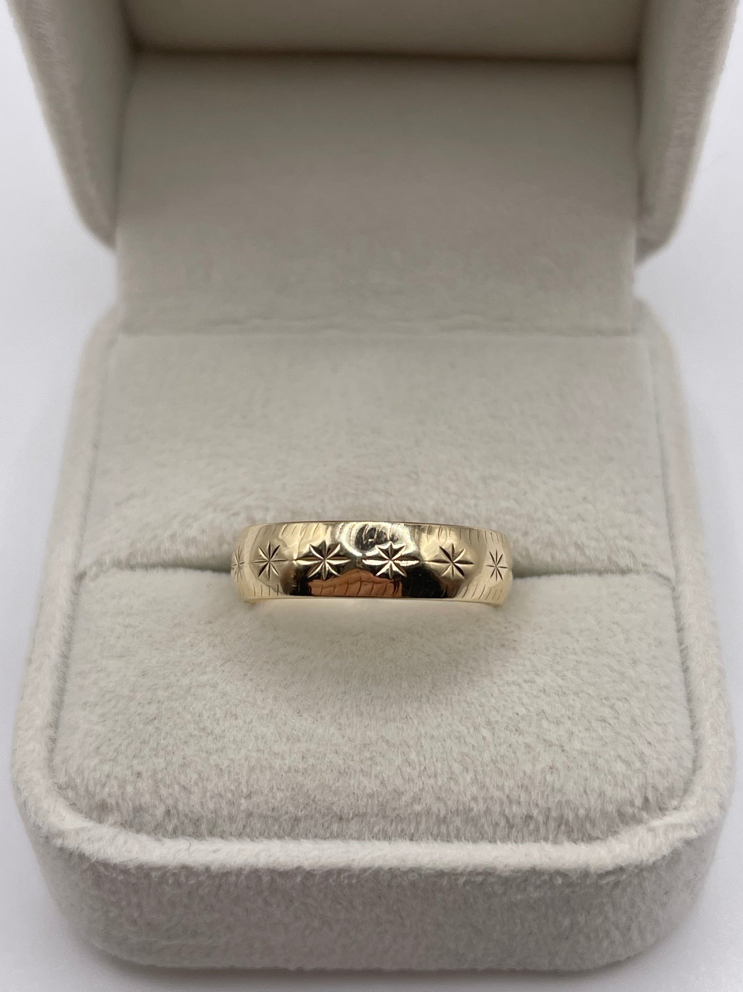 9ct gold patterned band