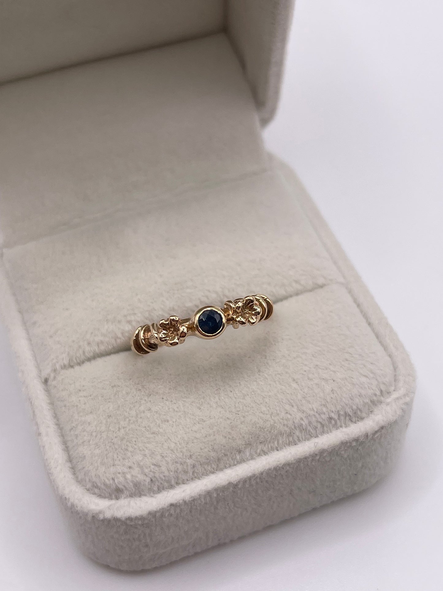 9ct gold sapphire ring