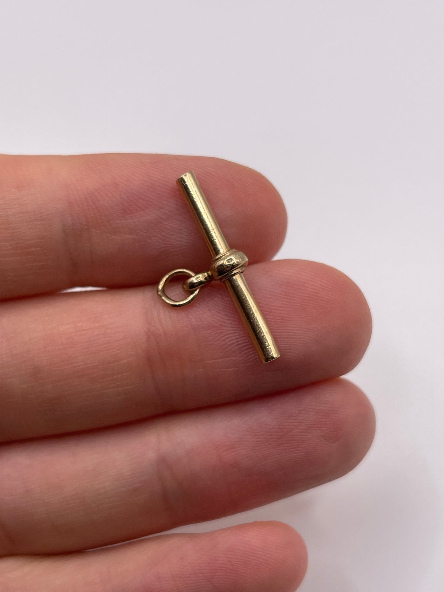 9ct gold t bar pendant