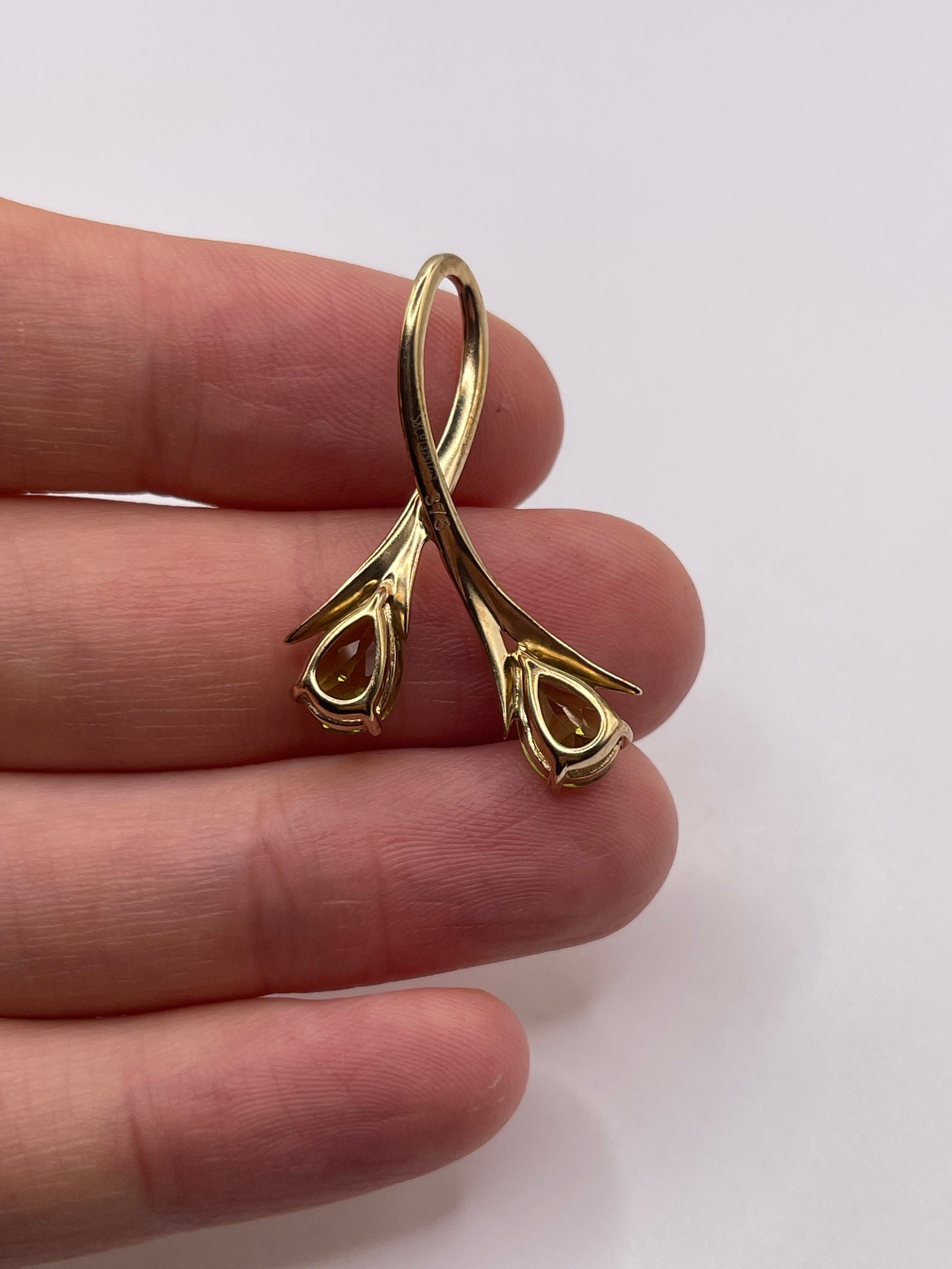 9ct gold peridot pendant