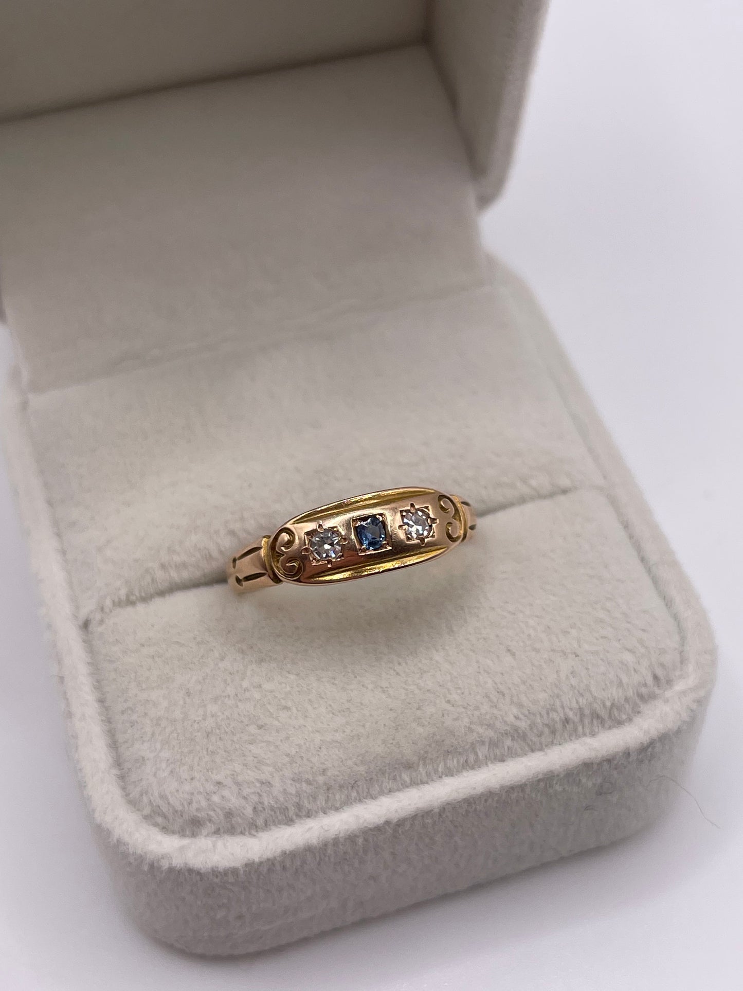 Antique 15ct gold sapphire and diamond ring