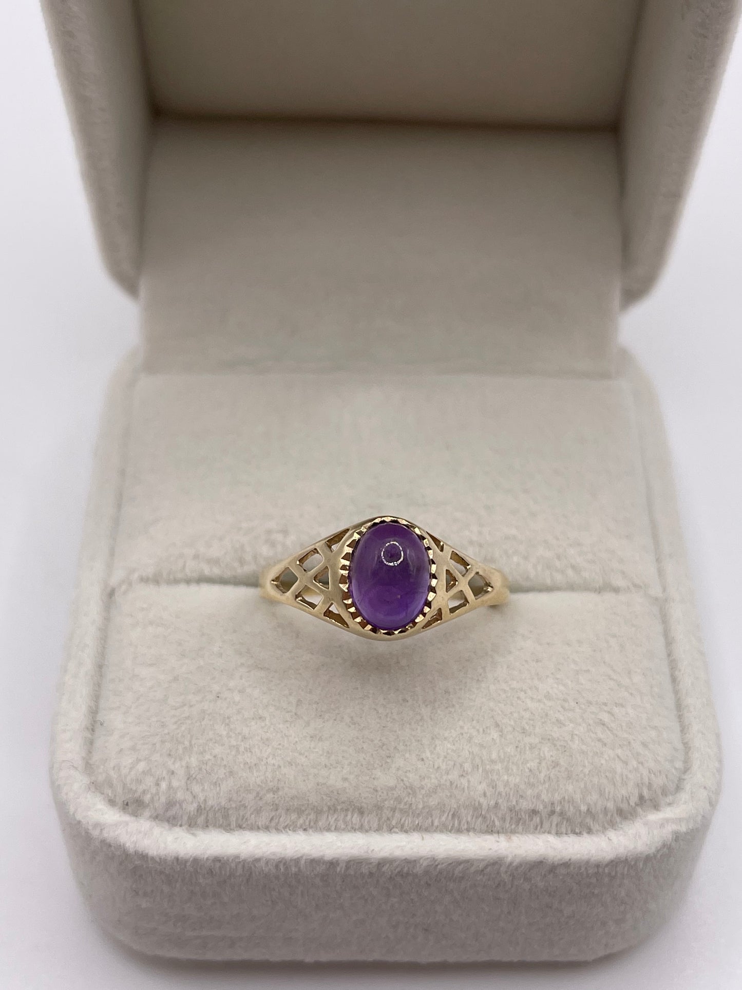 9ct gold cabochon amethyst ring