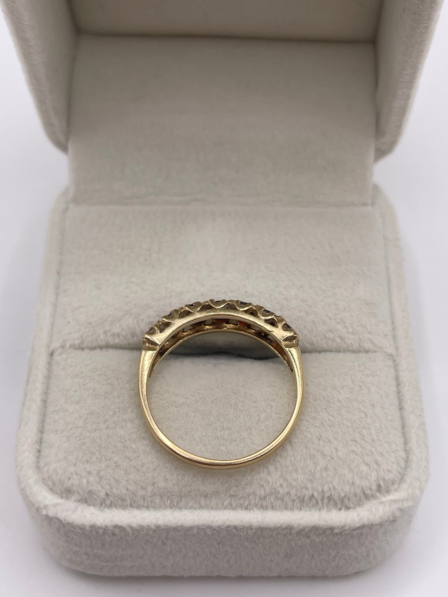 9ct gold garnet ring