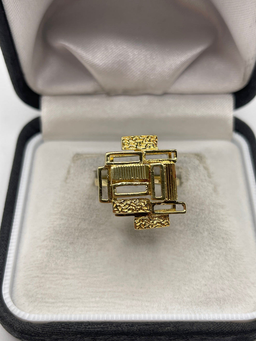 18ct gold abstract ring