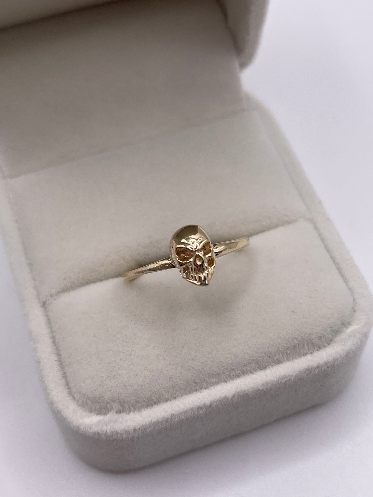 9ct gold skull ring