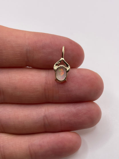9ct gold opal pendant
