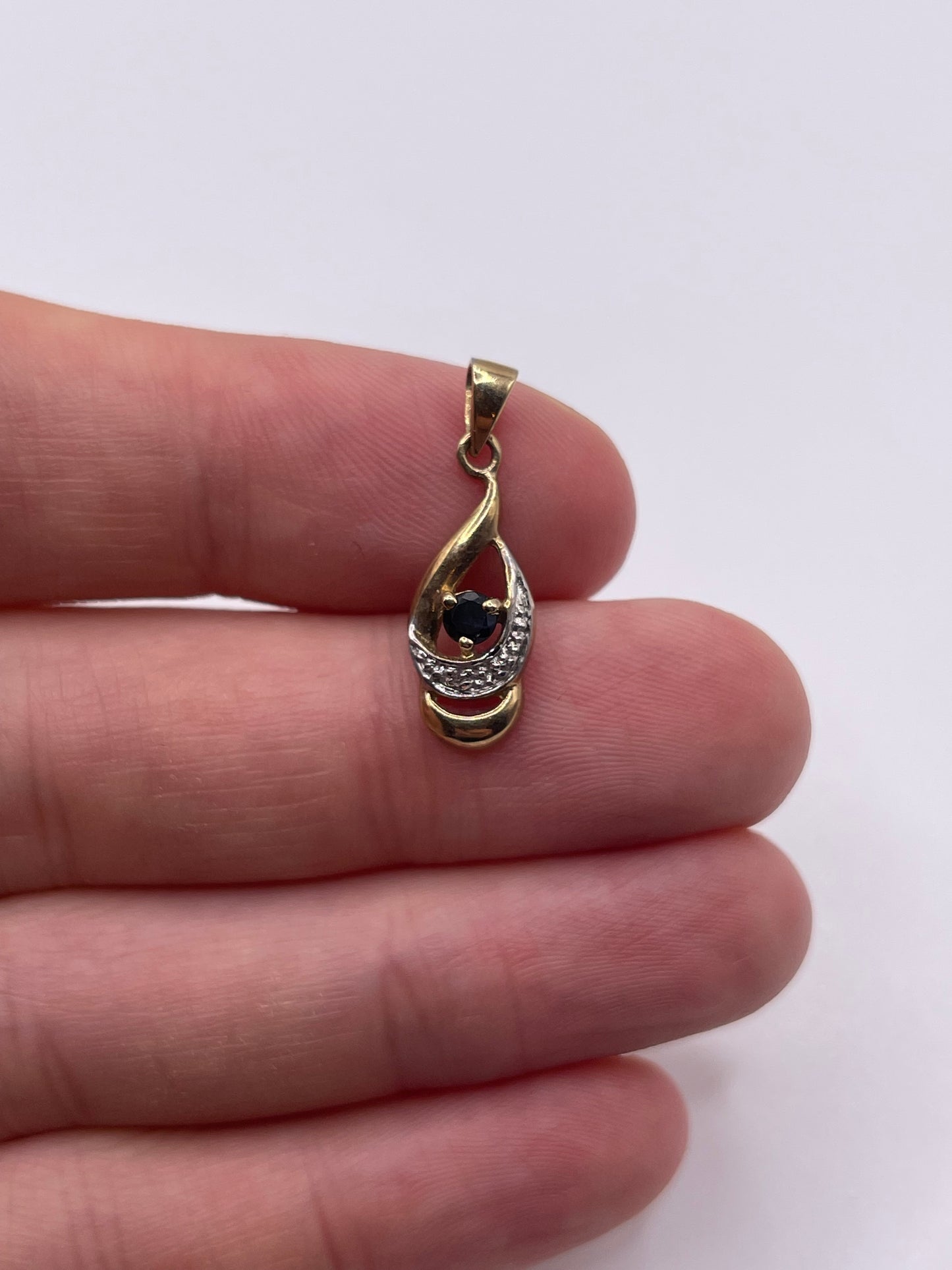 9ct gold sapphire and diamond pendant